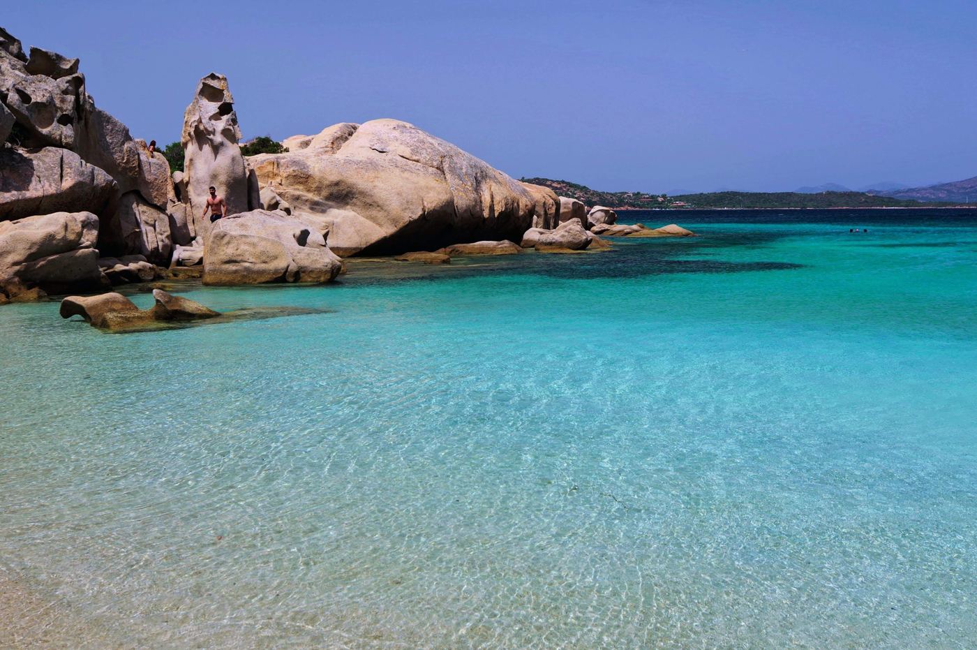 Türkisfarbenes Wasser und Granitfelsen auf Sardinien